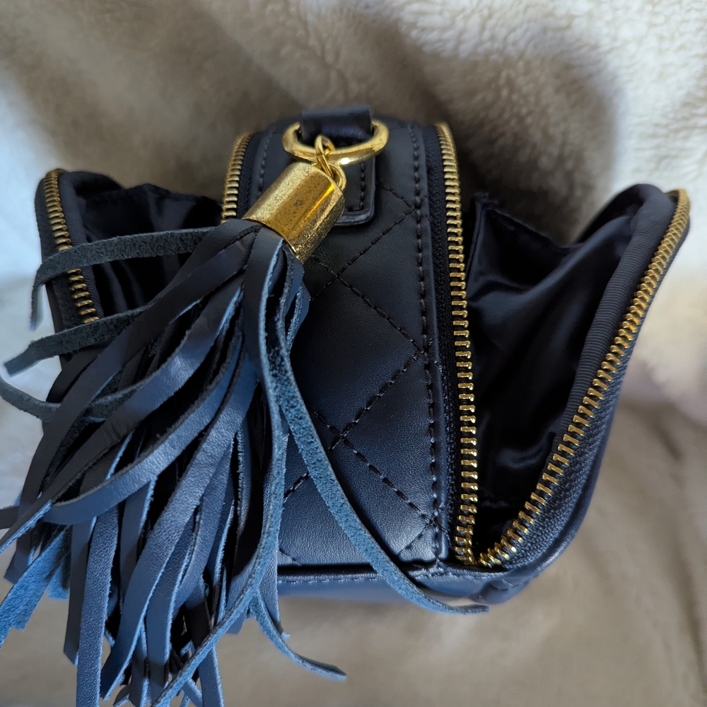 Elegant Blue Quilted Crossbody Bag - Picture 6 of 9